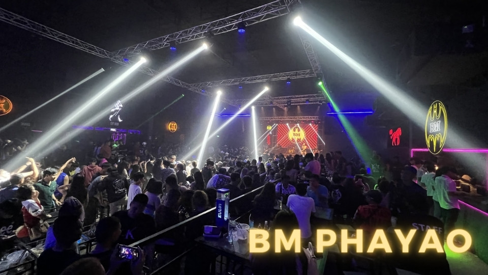 บรรยากาสภายในร้านเหล้าในพะเยา BMPUB Phayao