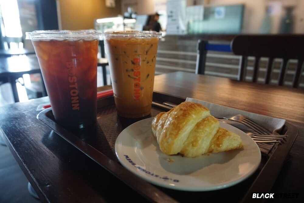 americano ชาเย็น กับ ครัวซองเนยสด