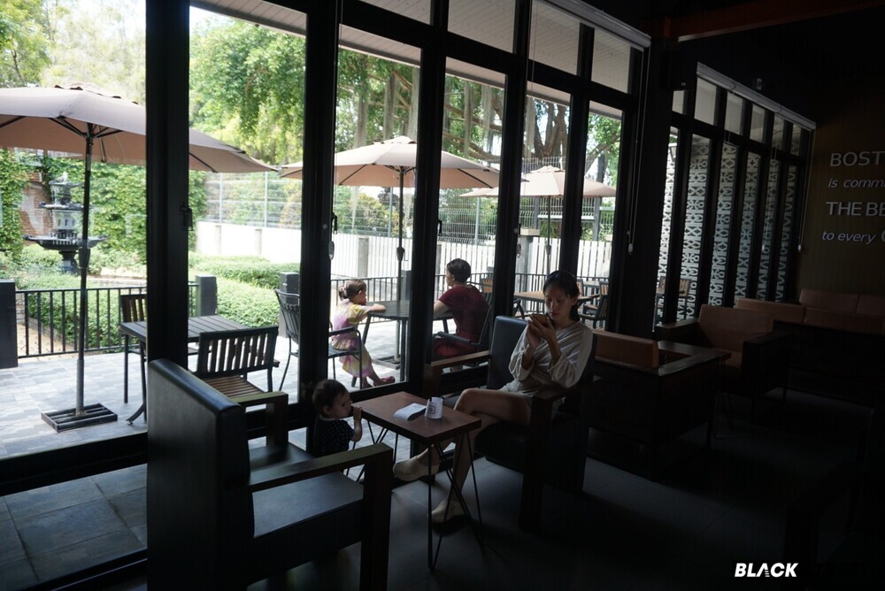 โซนที่นั่งติดกับด้านหลังของร้าน