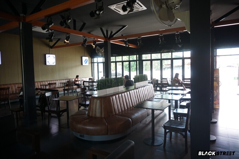 ที่นั่งภายในร้าน
