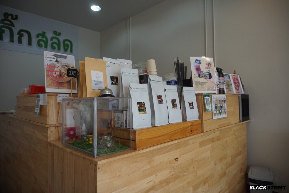 ภายในร้าน Gig Salad & Godzilla Coffee