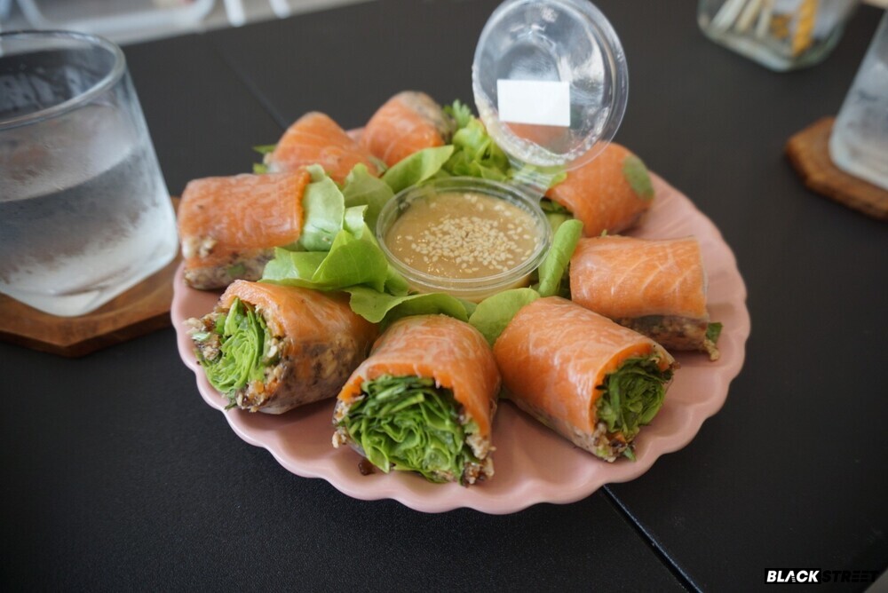 สลัดโรล ร้าน Gig Salad & Godzilla Coffee