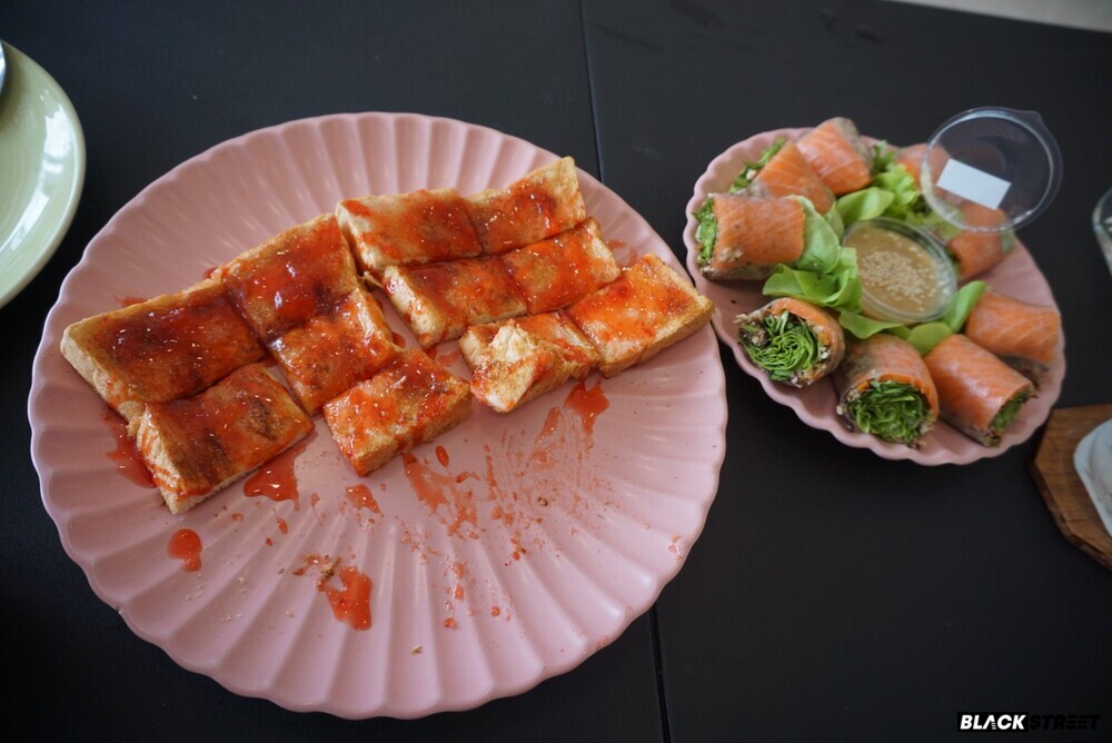 ของหวานทานเล่นร้าน Gig Salad & Godzilla Coffee