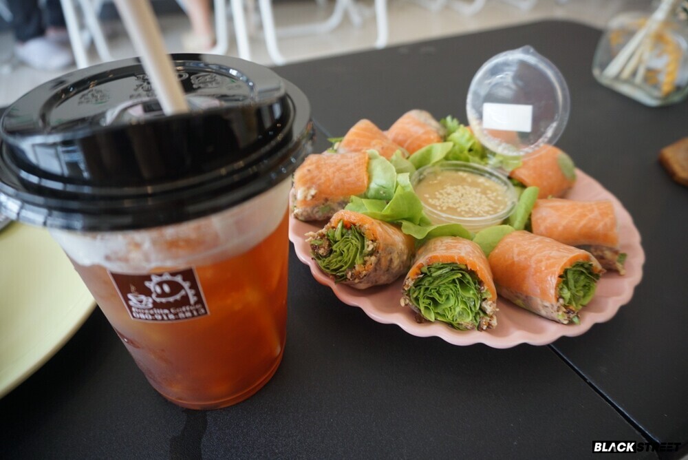 กาแฟและสลัดโรลของร้าน Gig Salad พะเยา