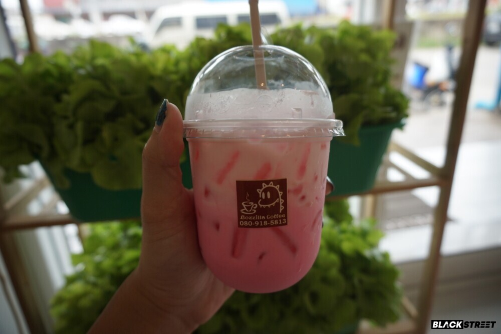 นมชมพูของร้าน Gig Salad พะเยา