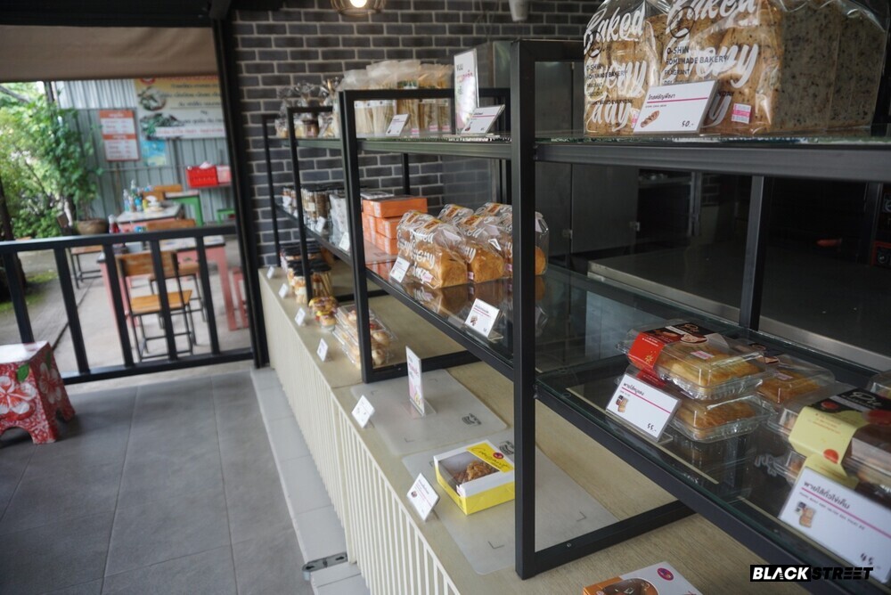 ชั้นวางขนมของร้านโอชิน