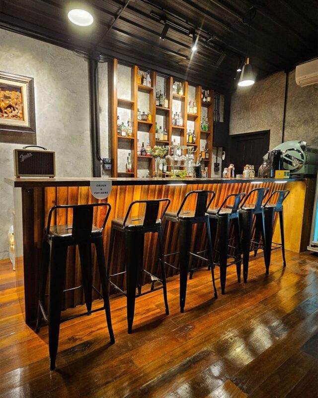 ภาพบรรยากาศภายในร้าน บริเวณบาร์ของร้าน Our BAR Phayao