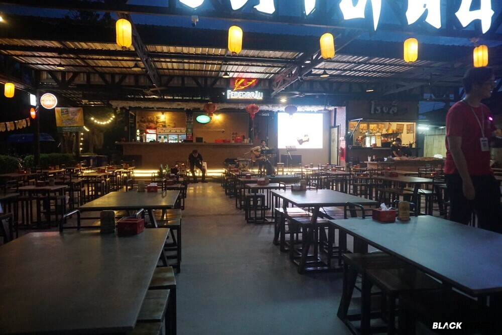 มุมถ่ายจากโต๊ะนั่งที่เห็นนักดนตรี