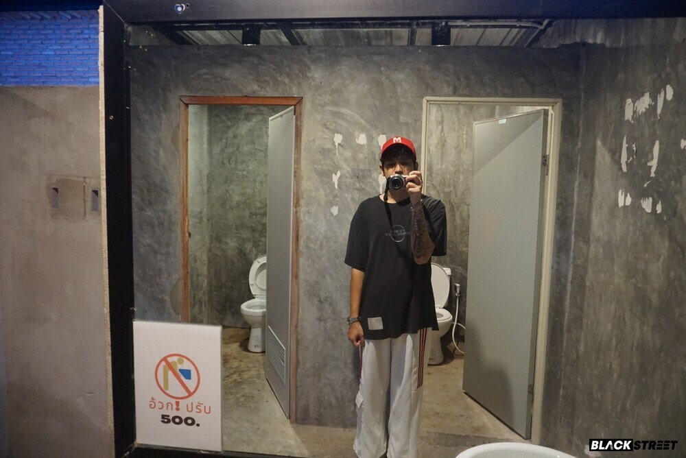 ผมยืนถ่ายรูปในห้องน้ำ