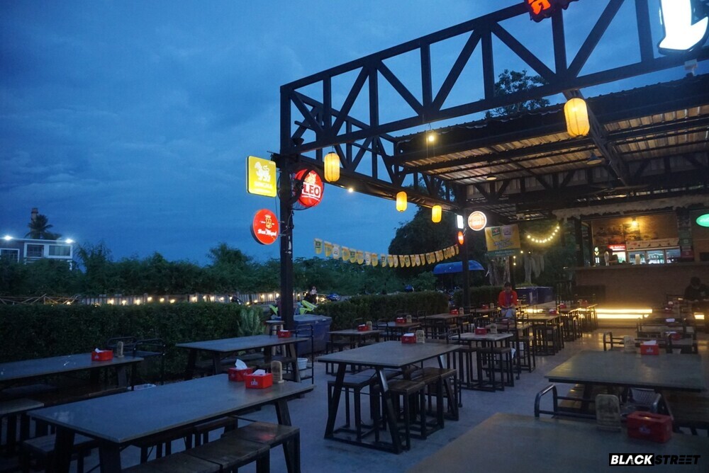 รูปบรรยากาศเริ่มมืดของร้านเส้าหลิน