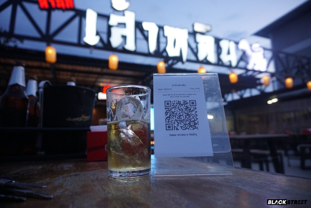 แก้วเบียร์กับคิวอาร์โค้ดสแกนสั่งอาหาร