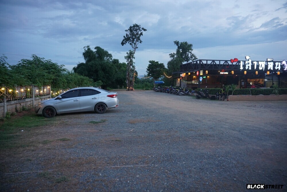 มุมที่จอดรถยนต์ของร้าน