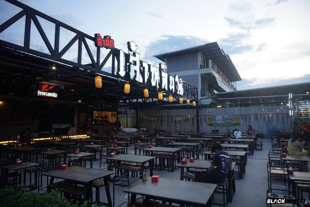 มุมถ่ายจากด้านนอกของร้านเส้าหลิน