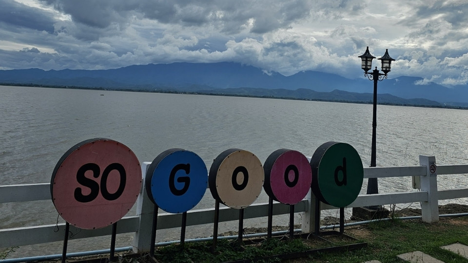 วิวของร้าน so good ที่มองเห็นกว๊านพะเยา