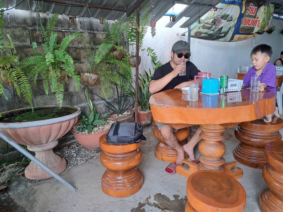 โต๊ะที่ผมไปนั่งกับน้าและลูกน้า