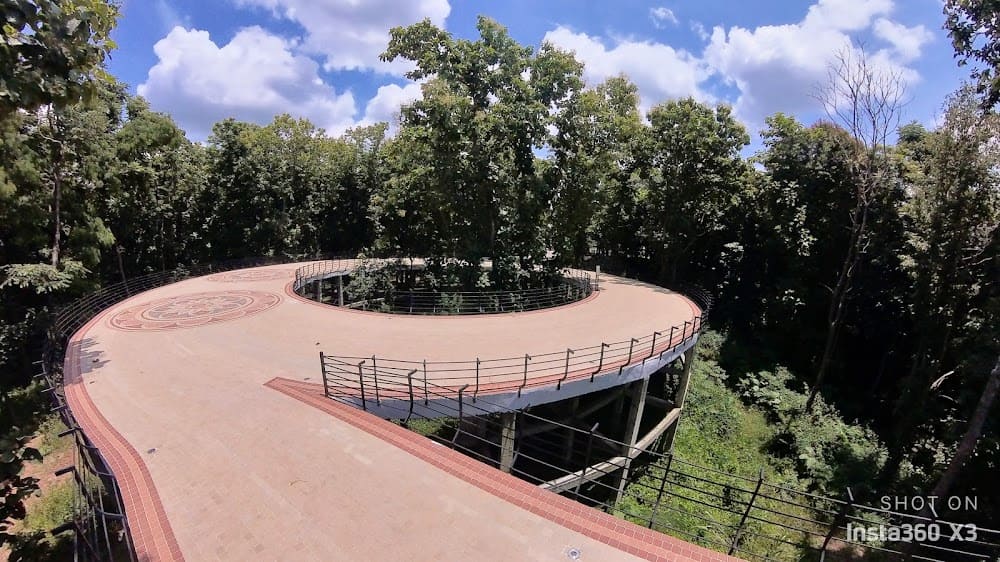 สะพานที่ทอดยาวผ่านทิวเขาเขียวขจี ความยาวกว่า 200 เมตร