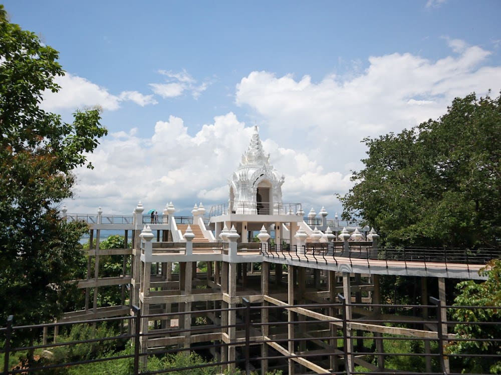 ทางเดินลาดยาว เดินไปชมธรรมชาติไป เพลินสุดๆ