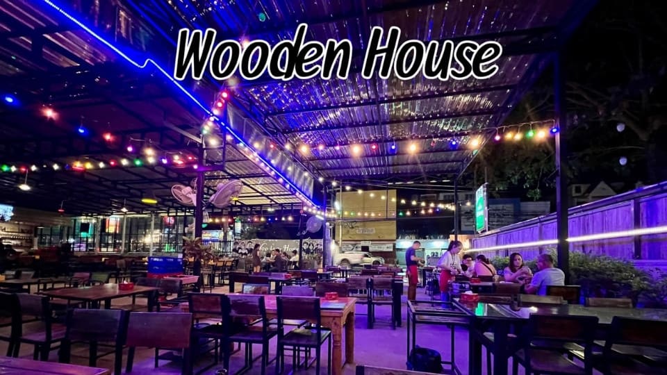 บรรากาสภายในร้าน Wooden House Phayao