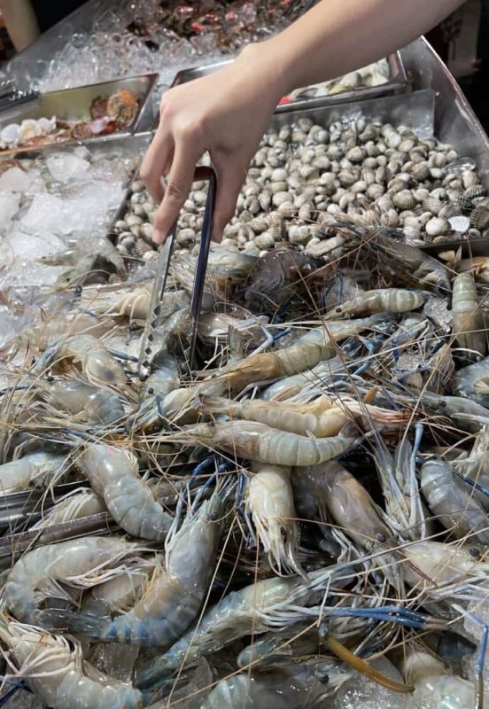 กุ้งและอาหารทะเล สด ๆ