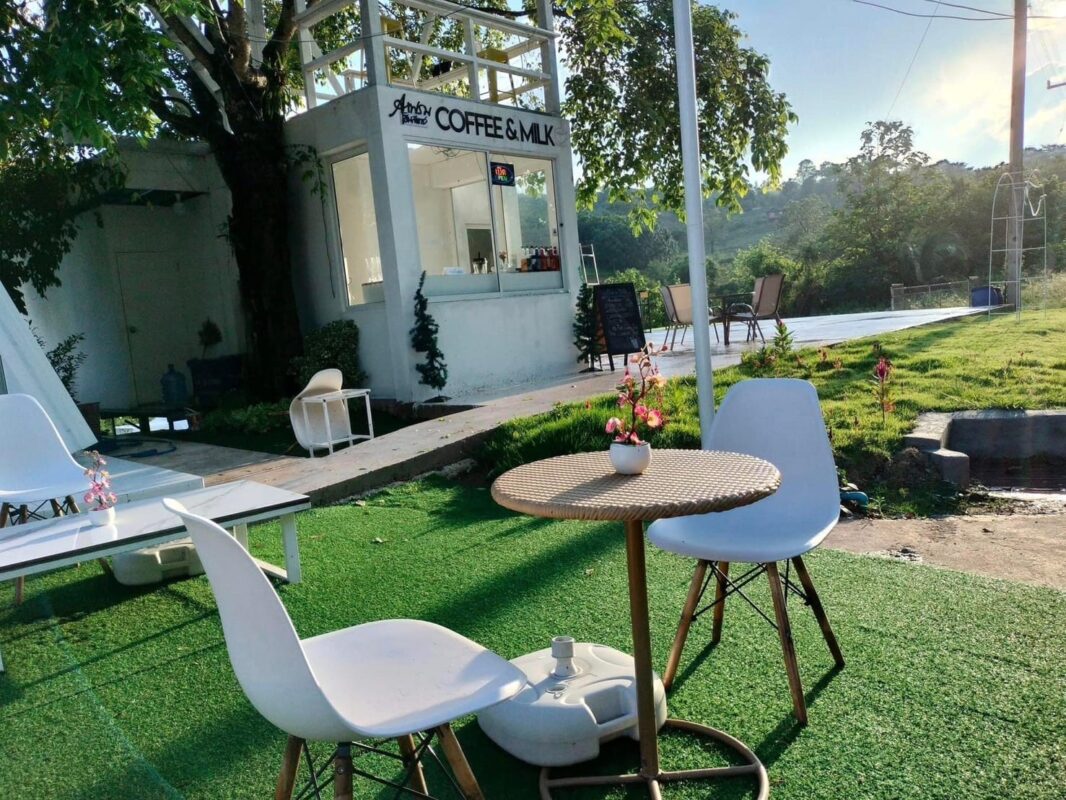 โต๊ะนั่งกับคาเฟ่ของ A Frame @ น้ำหนาว โฮมสเตย์