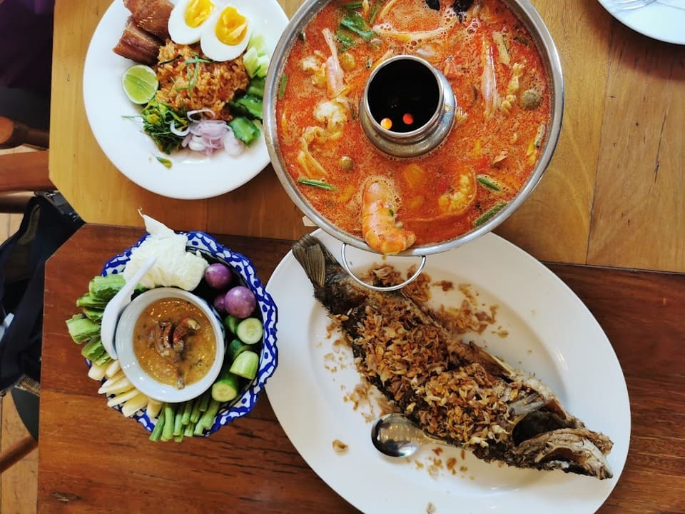 อาหารในร้านอาหาร บ้านป้อมเพชร