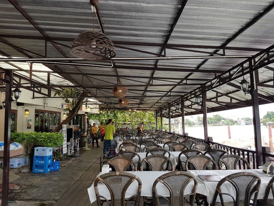 ที่นั่งภายในร้าน บ้านอู่ทอง ริมแม่น้ำเจ้าพระยา