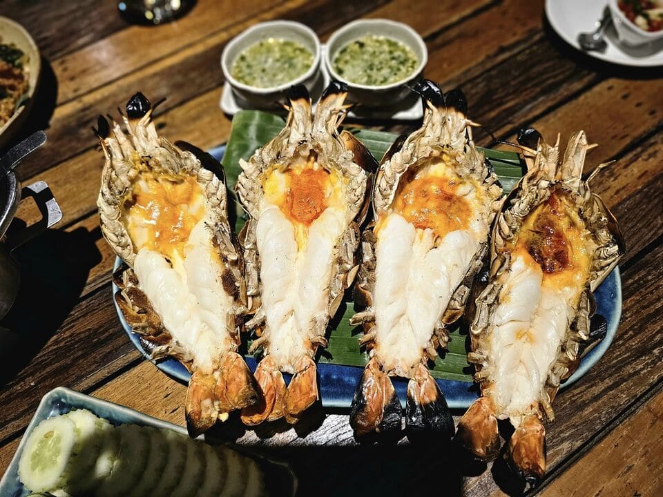 เมนูกุ้งเผา มันเยิ้มๆ ของร้านอาหารริมน้ำ แกรนด์เจ้าพระญา อยุธยา