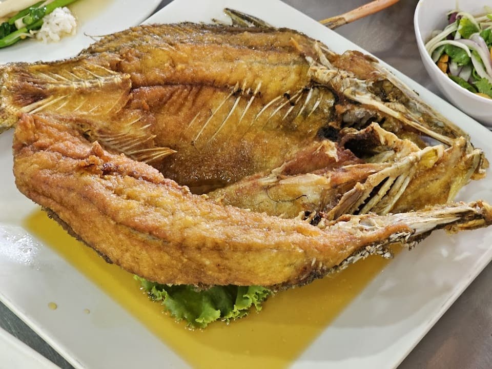 เมนูปลาทอดน้ำปลา ร้านกุ้งเพื่อนแพรว อยุธยา