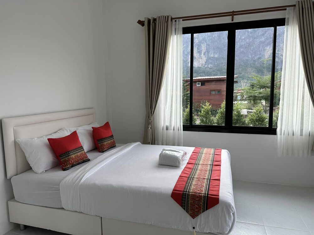 ด้านในห้องพักที่สามารถมองผ่านหน้าต่างและเห็นวิวว์ของ หลงเขาคาเฟ่