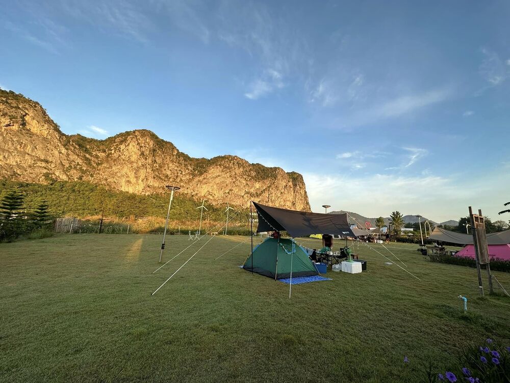 ลานกางเต้นท์ที่มีเต้นท์สีเขียวกางอยู่