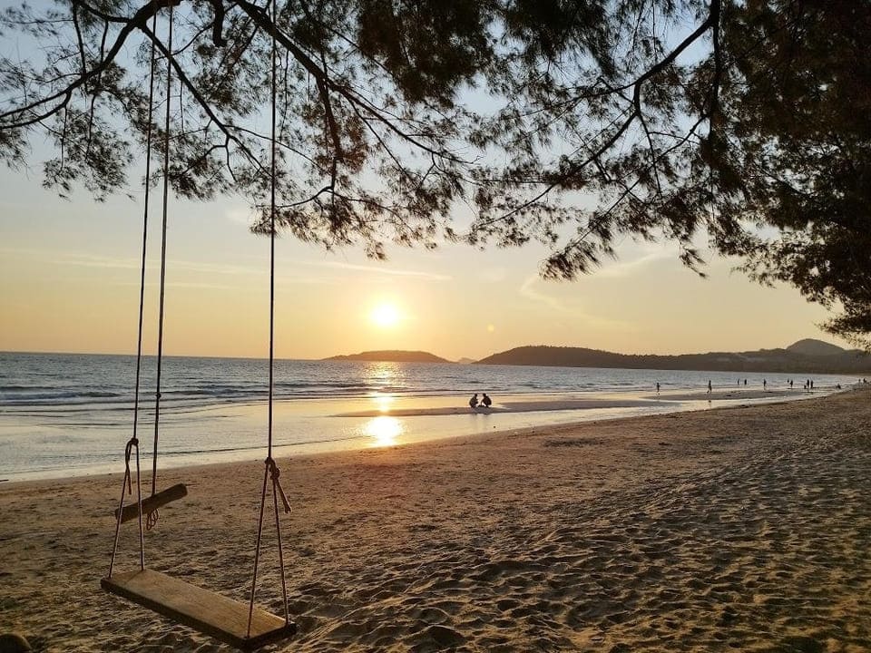 ก่อนพระอาทิตย์ตกดิน บ้านพักรับรองหาดน้ำใส