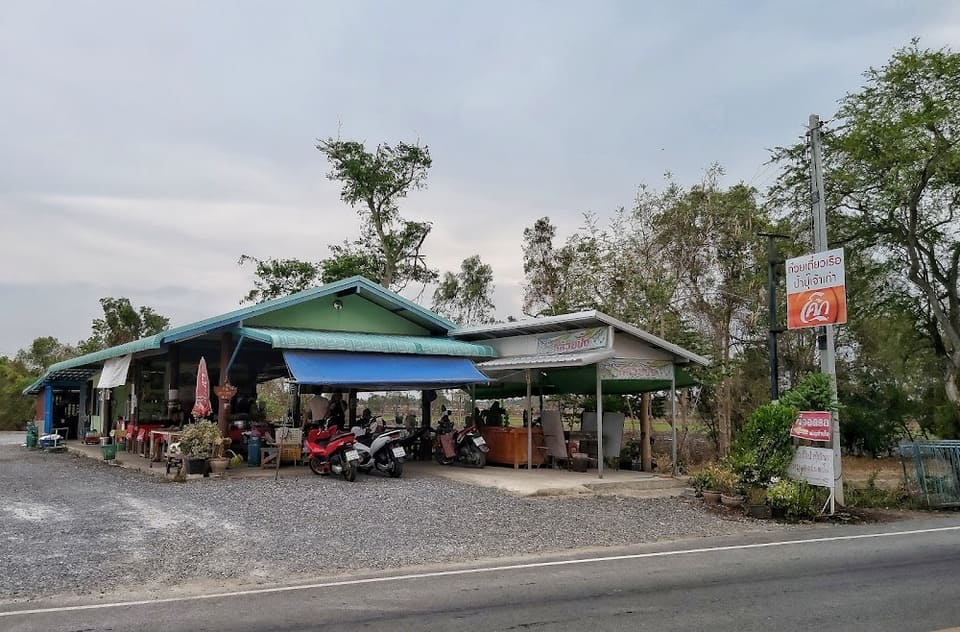 บรรยากาศหน้าร้าน ก๋วยเตี๋ยวเรือไก่ฉีกป้าปุ๊ เจ้าเจ็ด
