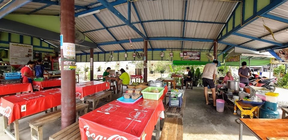 ภาพบรรยากาศภายในร้านก๋วยเตี๋ยวเรือไก่ฉีกป้าปุ๊ เจ้าเจ็ด
