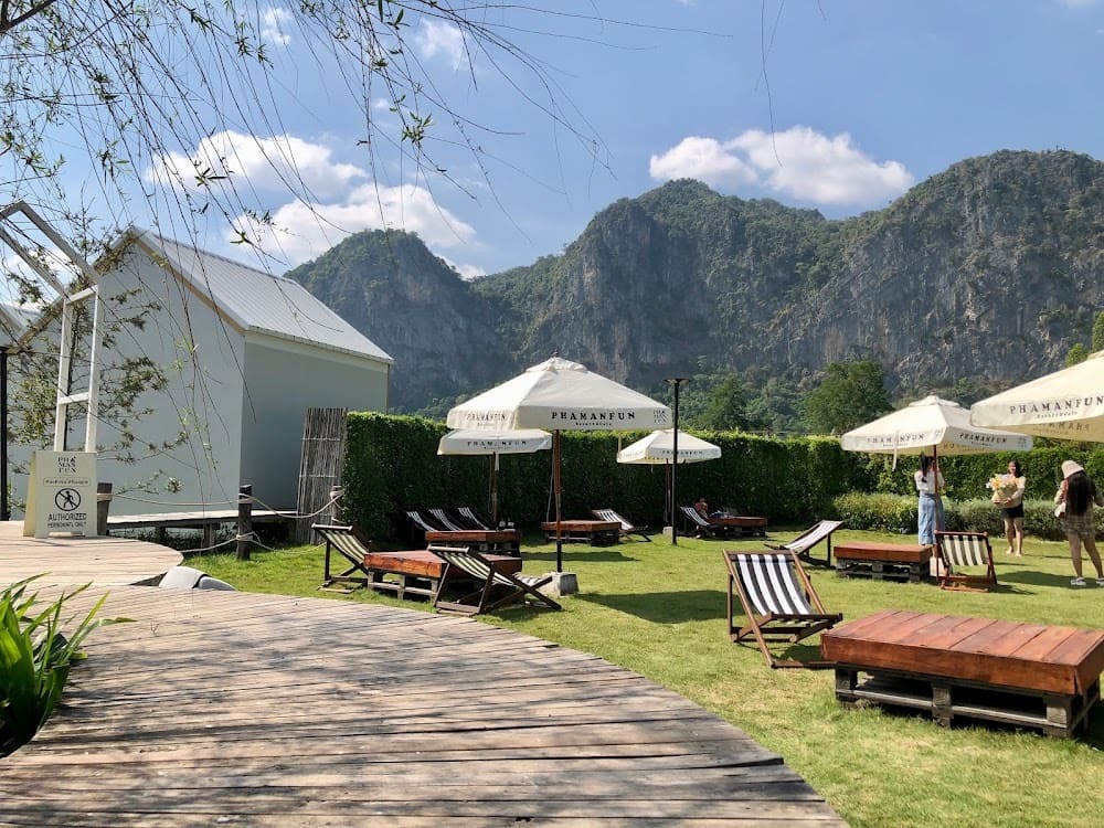 ที่นั่งโซนด้านนอกของตัวที่พัก