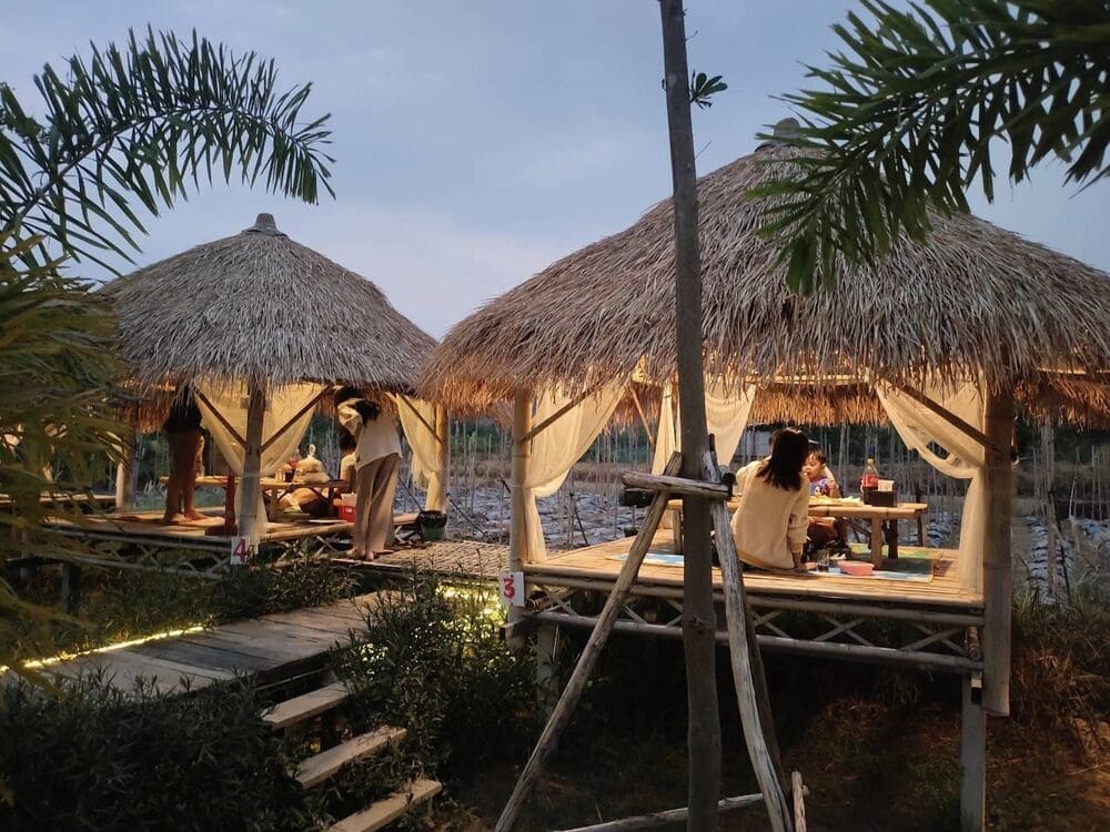 กระท่อมกินข้าวติดๆ กับทุ่งนา