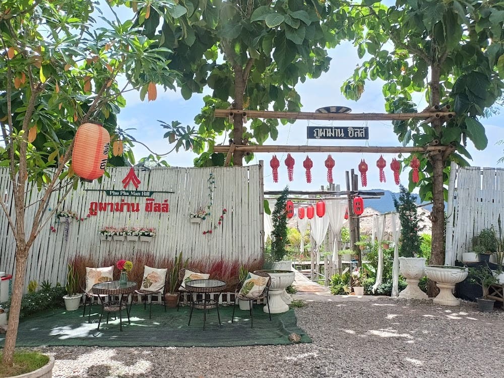 ข้างหน้าทางเข้า ภูผาม่านฮิลล์