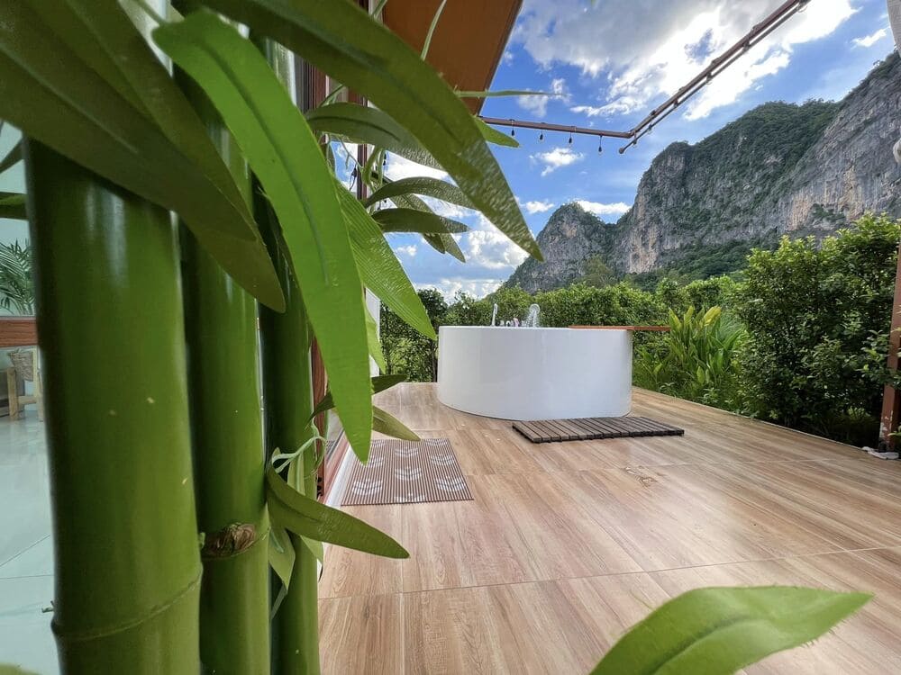 อ่างจากุซซี่กับวิวที่มองเห็นภูผา