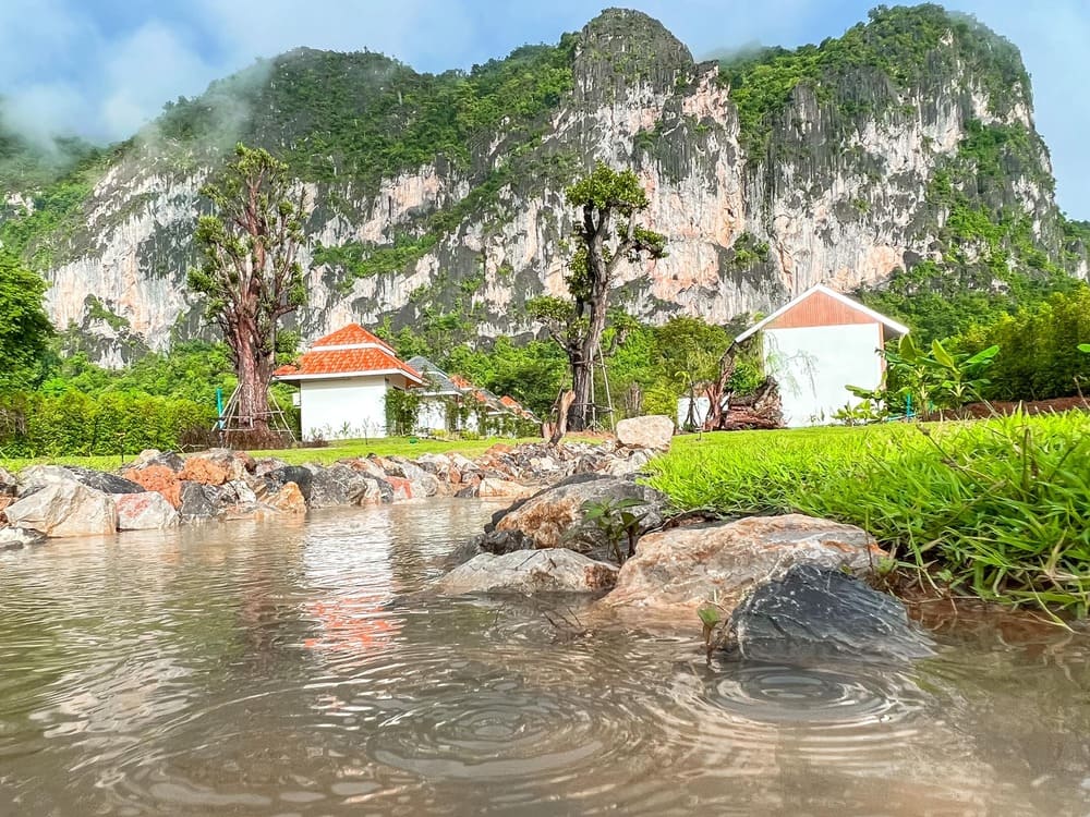 รูปถ่ายมุมด้านล่างจากแอ่งน้ำที่เห็นตัวภูผา