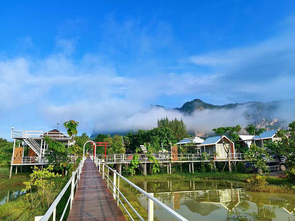 ภูผาม่าน แกรนด์ รีสอร์ท ที่ตัดกับ ภูเขาข้างหลัง