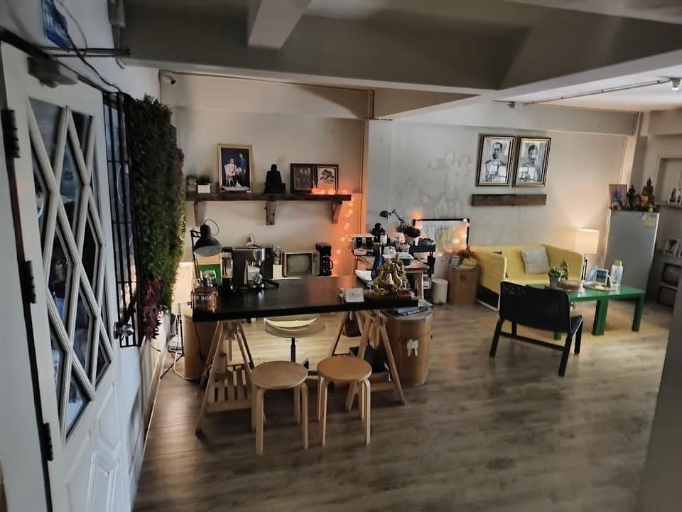มุมนั่งรอเข้าห้องพัก Sattahiptale Boutique Guesthouse