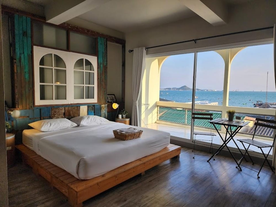 ห้องสะอาดเห็นวิวทะเลแบบไกลๆ Sattahiptale Boutique Guesthouse