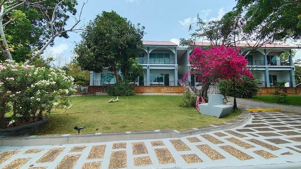 บรรยากาศหน้าห้องพัก ซีแอตเทิล แสมสารรีสอร์ท