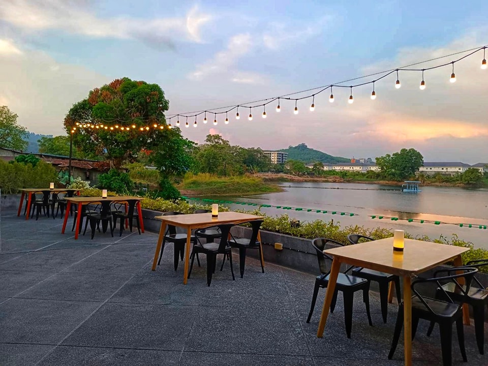 ภาพบรรยากาศภายนอกร้าน The Lake Cafe 2