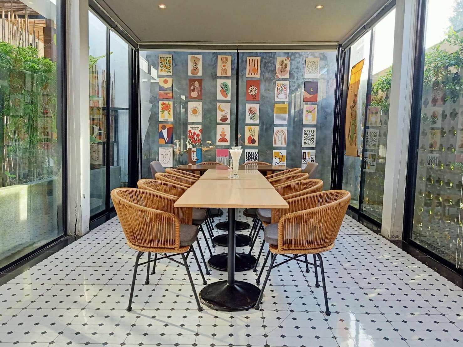 มาเป็นกลุ่มก็พร้อม ที่นี่มีโต๊ะไว้รับรองสำหรับลูกค้าที่มาเป็นกลุ่ม ร้าน The Lake Cafe