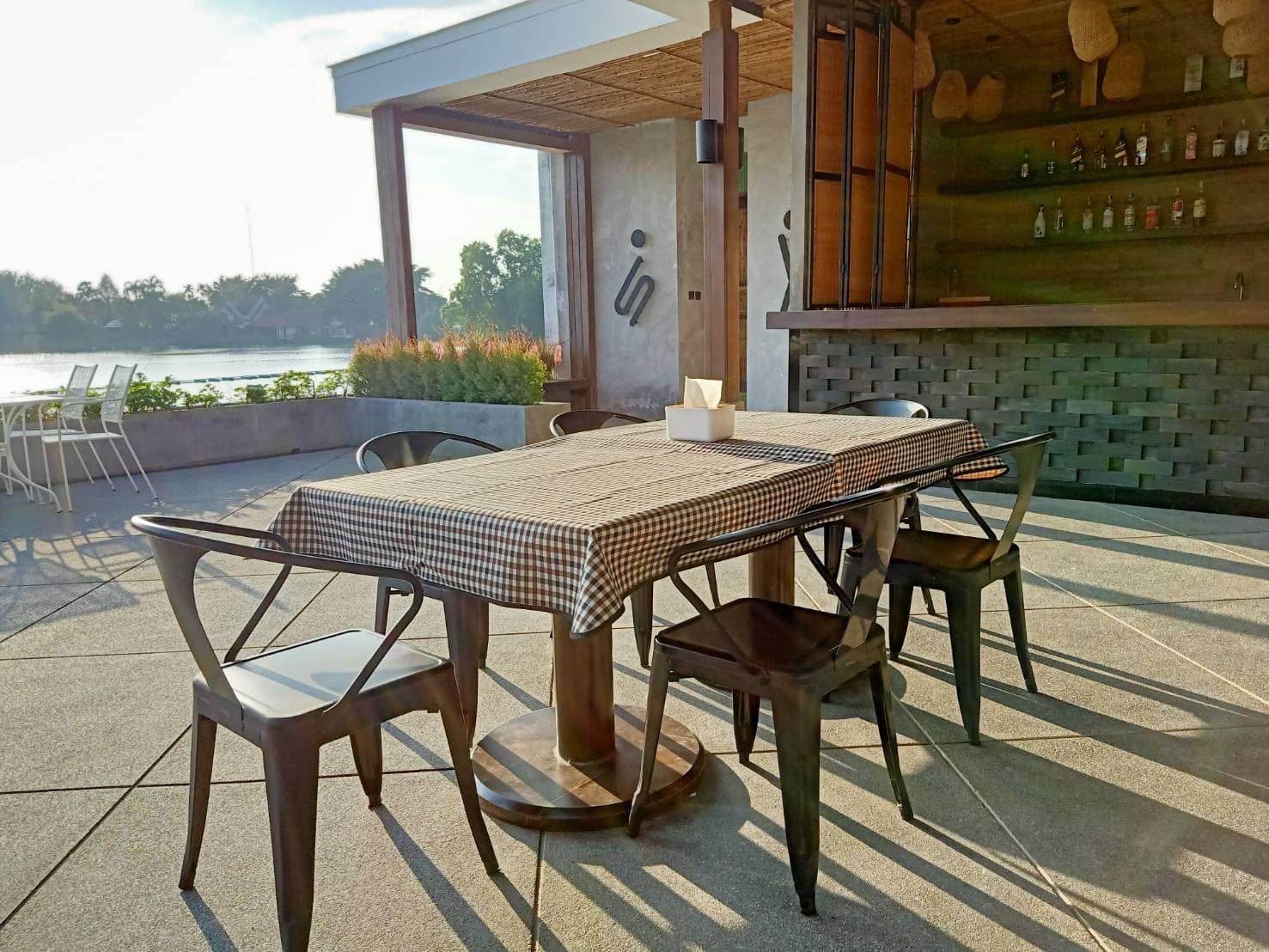 ภาพบรรยากาศภายนอกร้าน The Lake Cafe