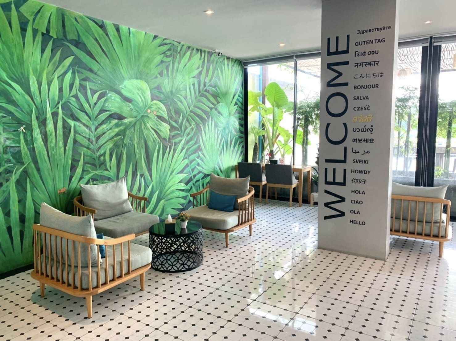 โซนที่นั่งในร้าน The Lake Cafe