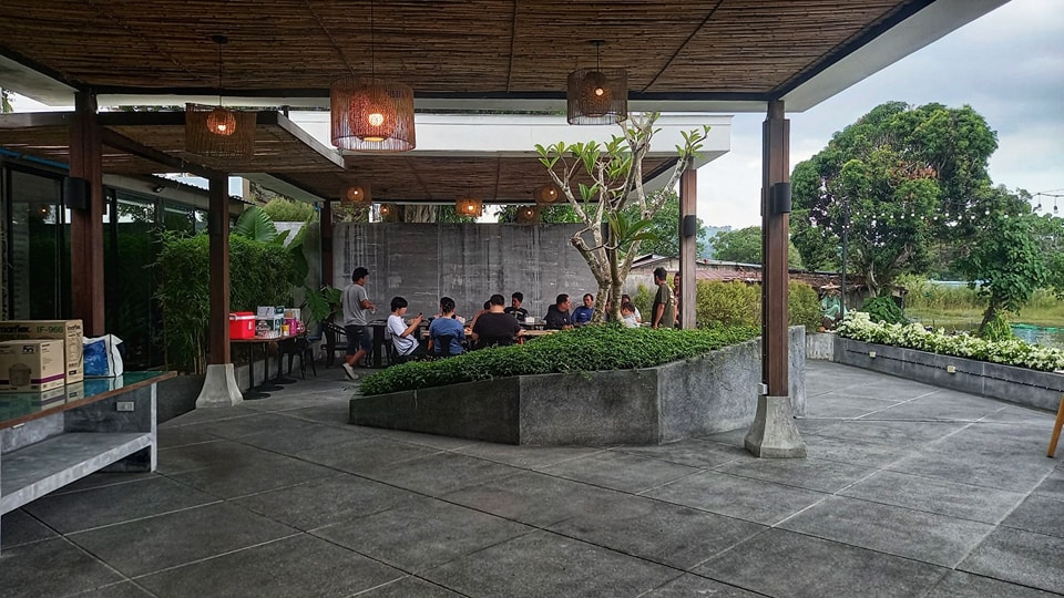 ภาพบรรยากาศภายนอกร้าน The Lake Cafe 3