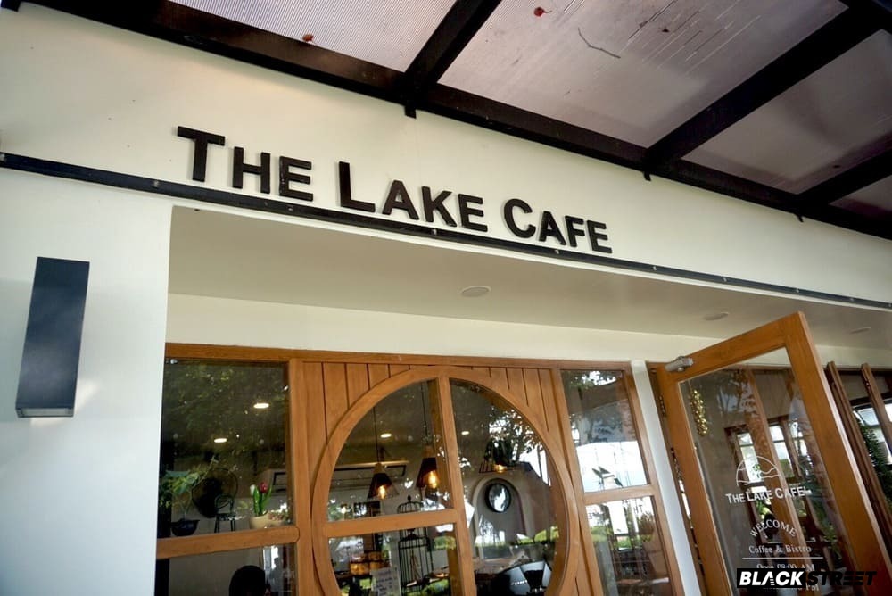 บรรยากาศหน้าร้าน The Lake Cafe พะเยา