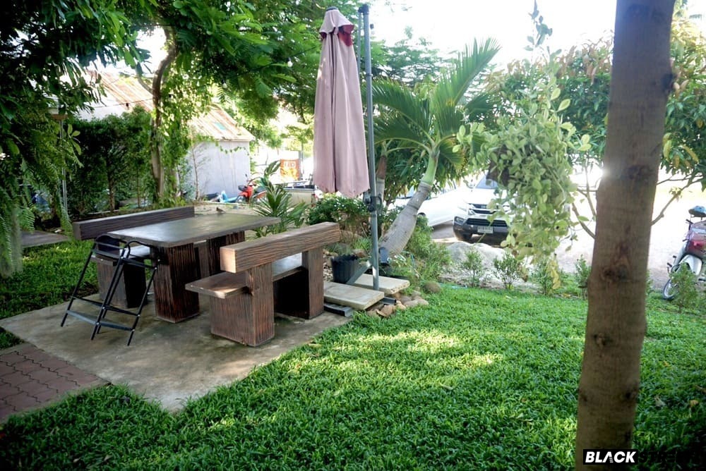 โซนสวนด้านนอกร้านให้บรรกาศดี แต่แอบร้อนไปนิด ร้าน The Leak Cafe