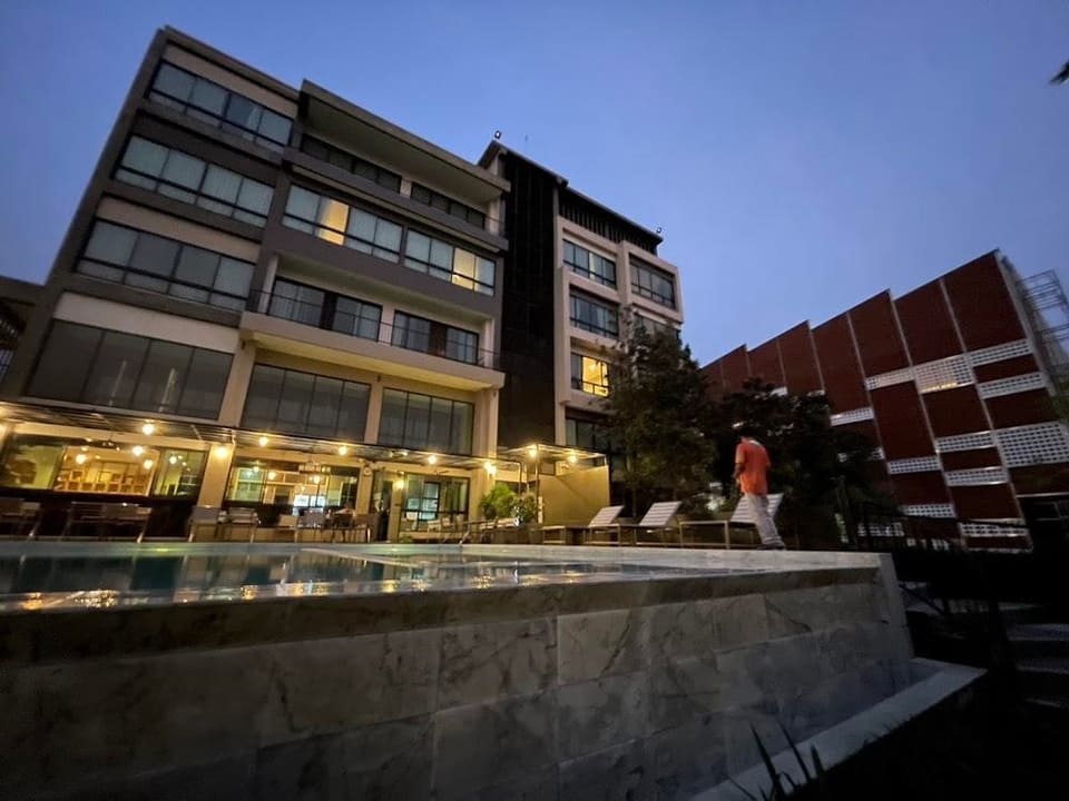 ภาพบรรยากาศหน้าโรงแรม The Residence Thepkanjana